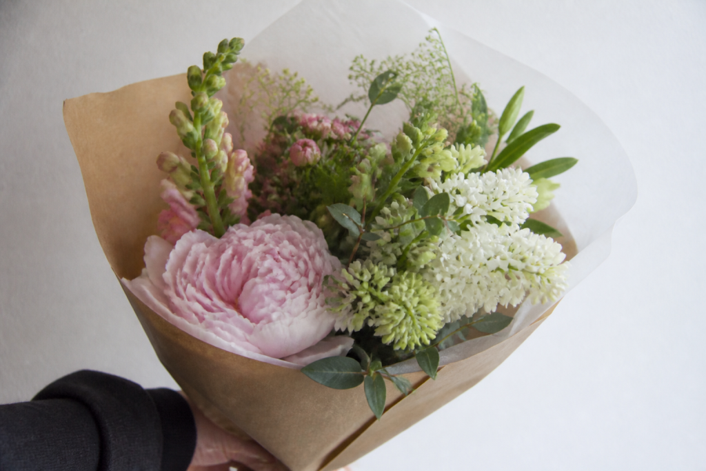 Bouquet de fleurs avec citation ecrite sur papier blanc