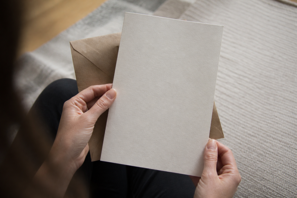 Carte anniversaire manuscrite avec ecriture soignee sur papier