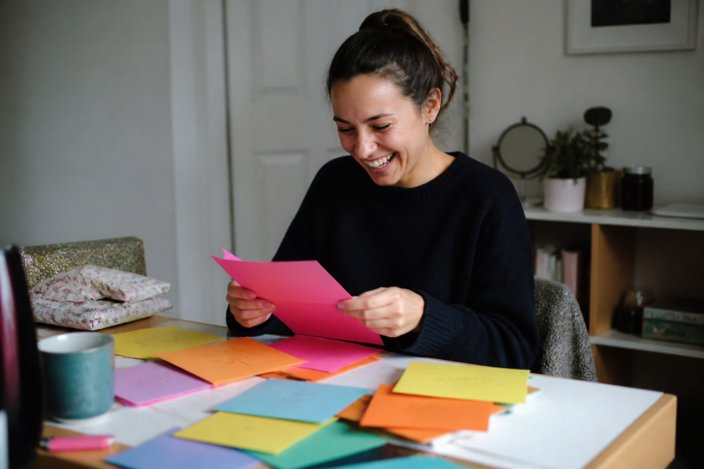cartes anniversaire manuscrites multicolores blagues ecrites joie celebrer