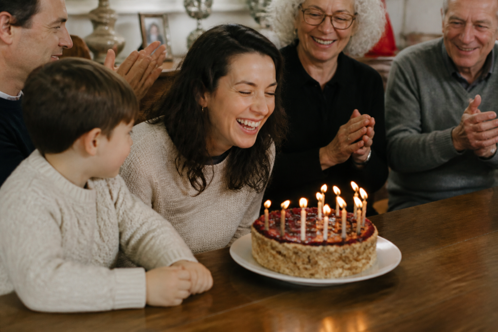 Femme riant gateau bougies famille reunie